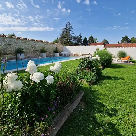 Villa Domaine De Famille Aux Deux Vieux Platanes