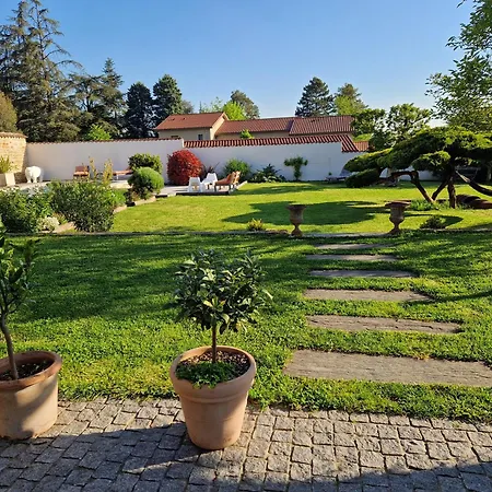 Domaine De Famille Aux Deux Vieux Platanes *